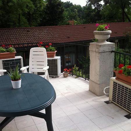 Bed and Breakfast Kalmár Panzió Budapest Esterno foto