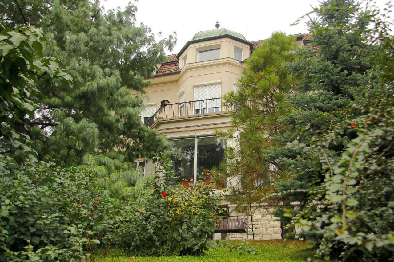 Bed and Breakfast Kalmár Panzió Budapest Esterno foto