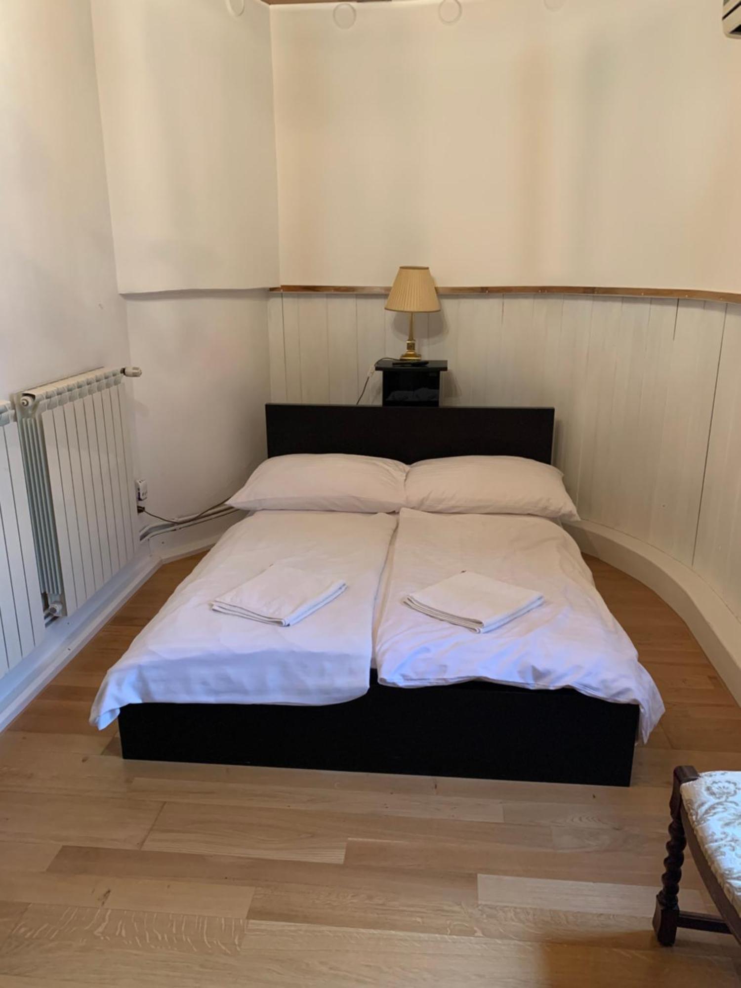 Bed and Breakfast Kalmár Panzió Budapest Esterno foto